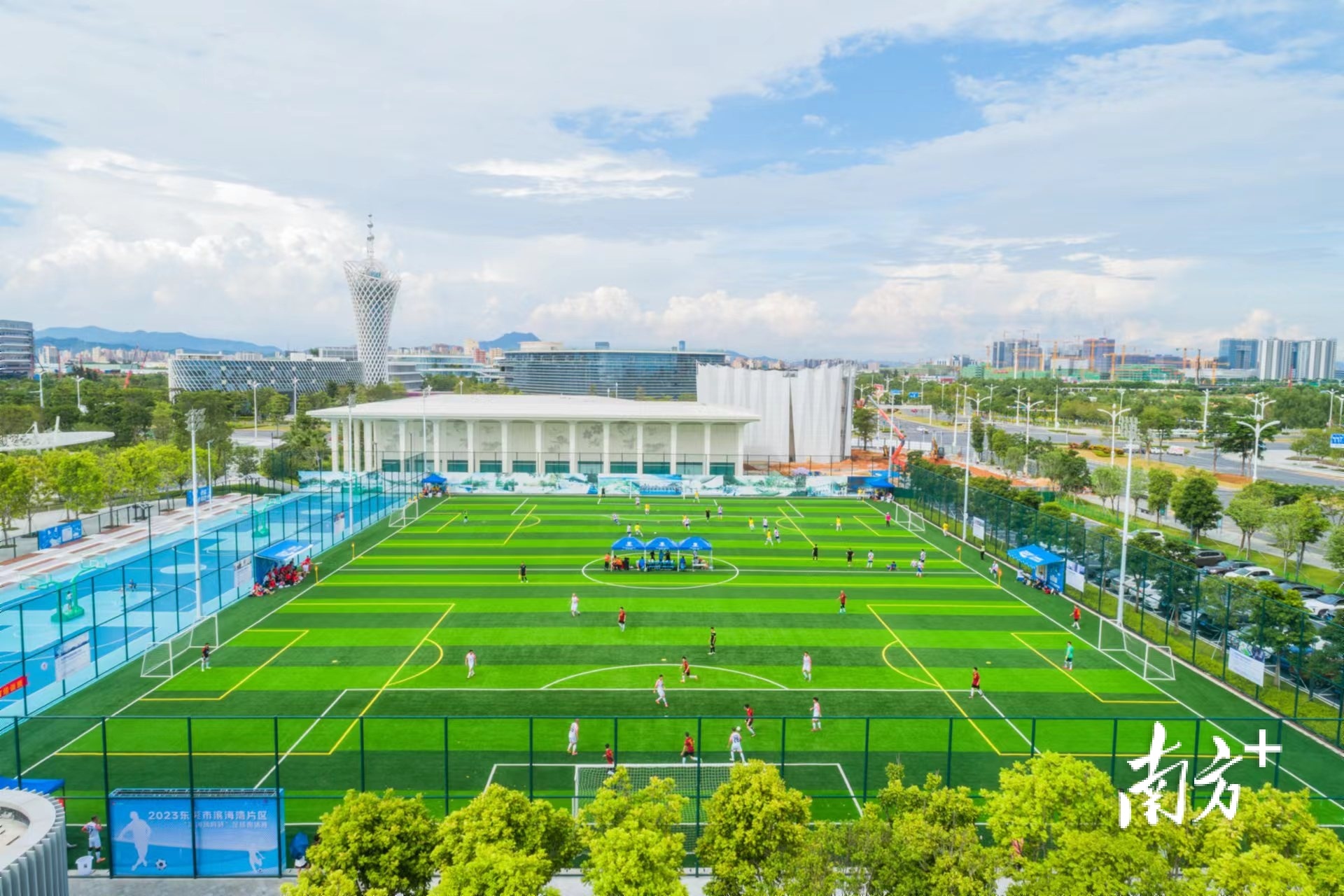 "足"够精彩!首届滨海湾片区足球邀请赛"开踢"