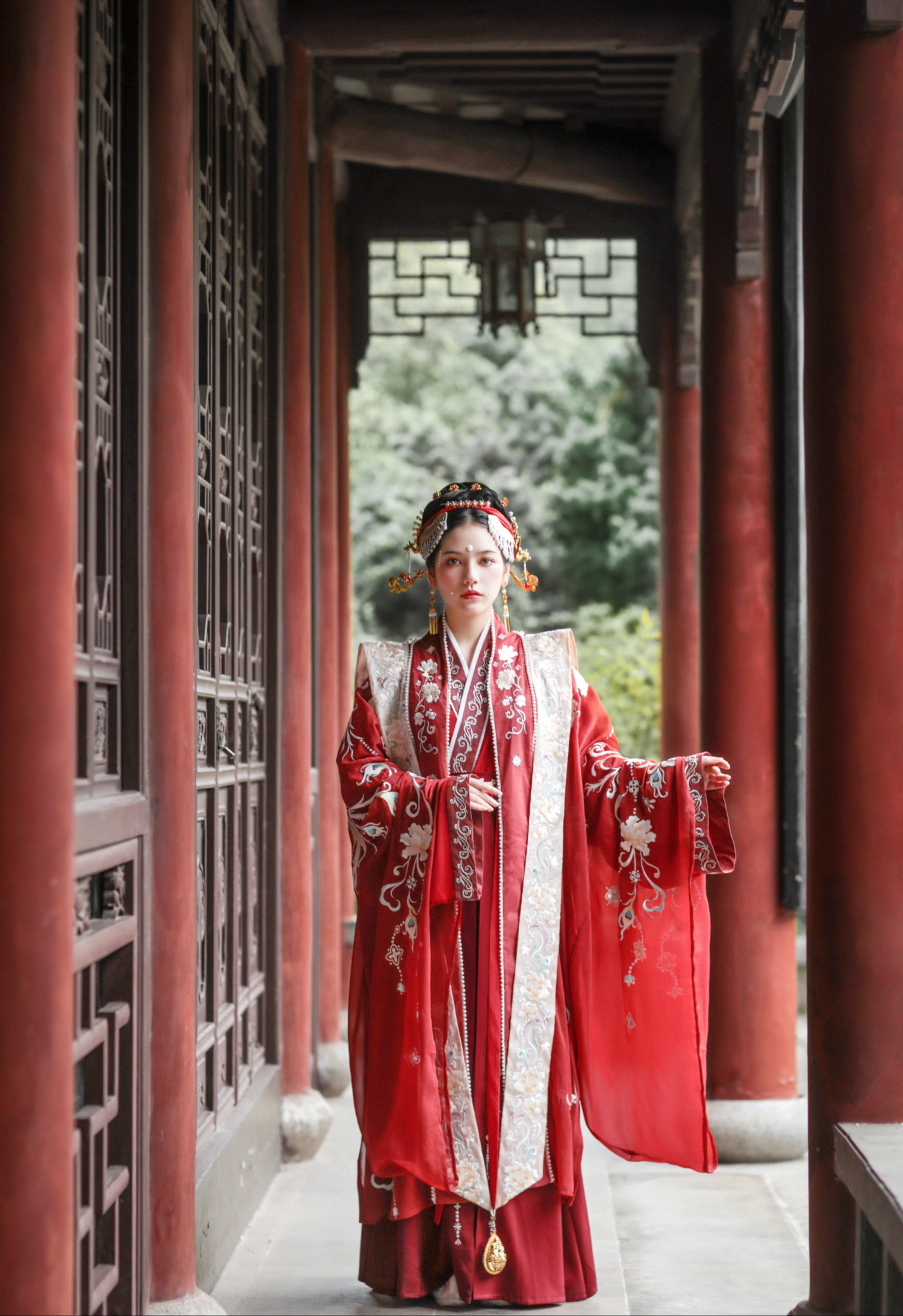 中国人的嫁衣,不该只有西方的婚纱,而更应该是传统的凤冠霞帔!