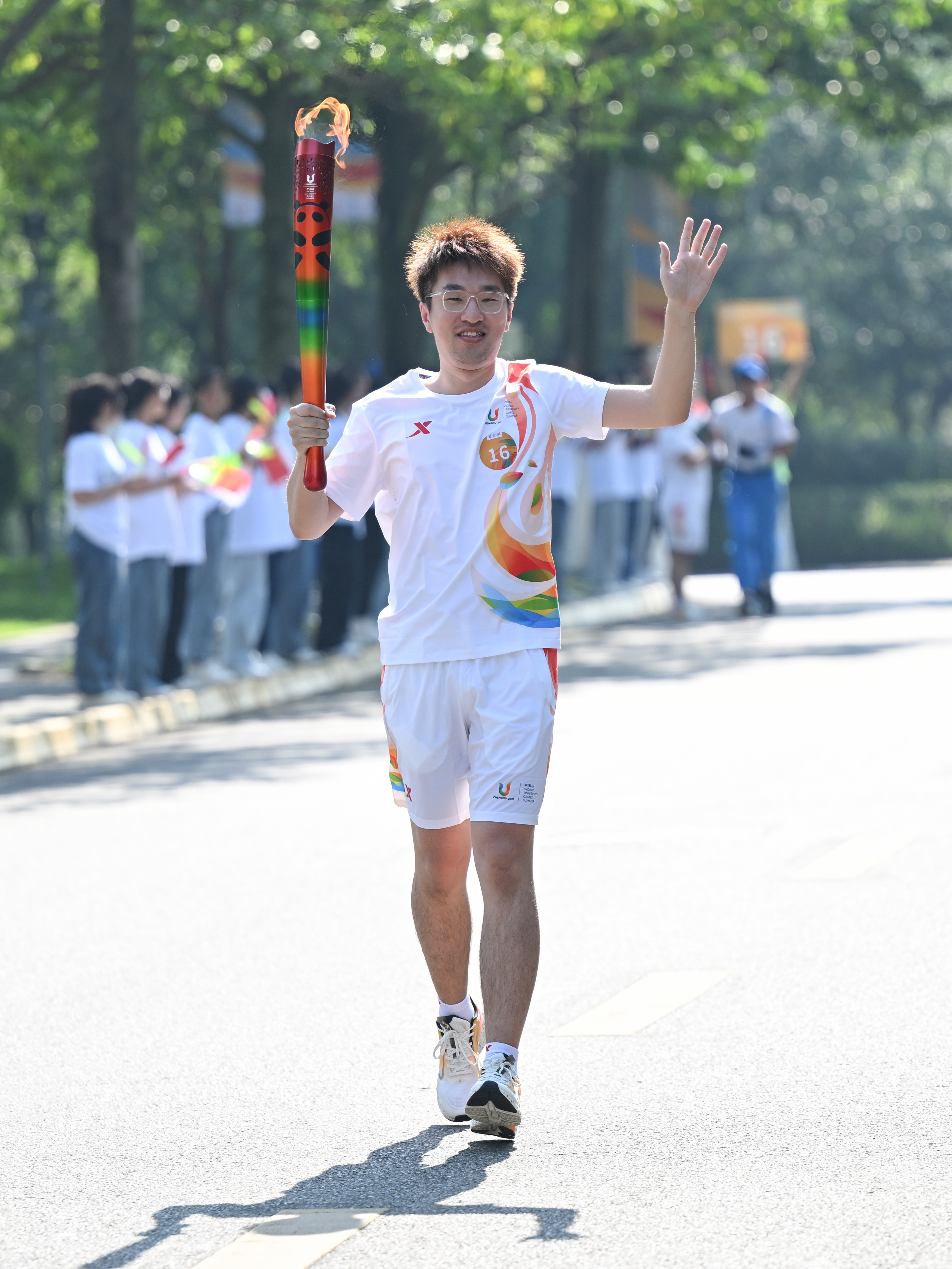 成都大运会火炬在四川师范大学(成龙校区)传递