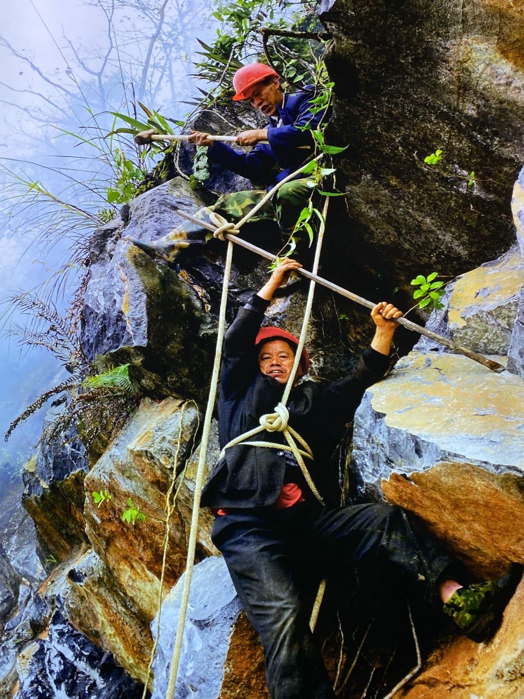 12年,悬崖上凿通出村"最后一公里"