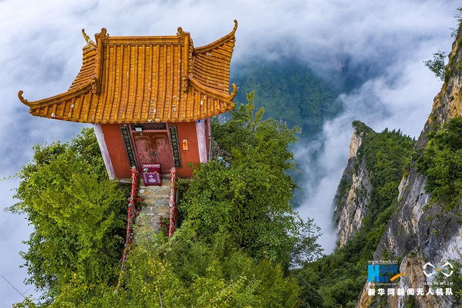 一场雨后,重庆市巫溪县云台寺出现烟雾缭绕的云海美景.