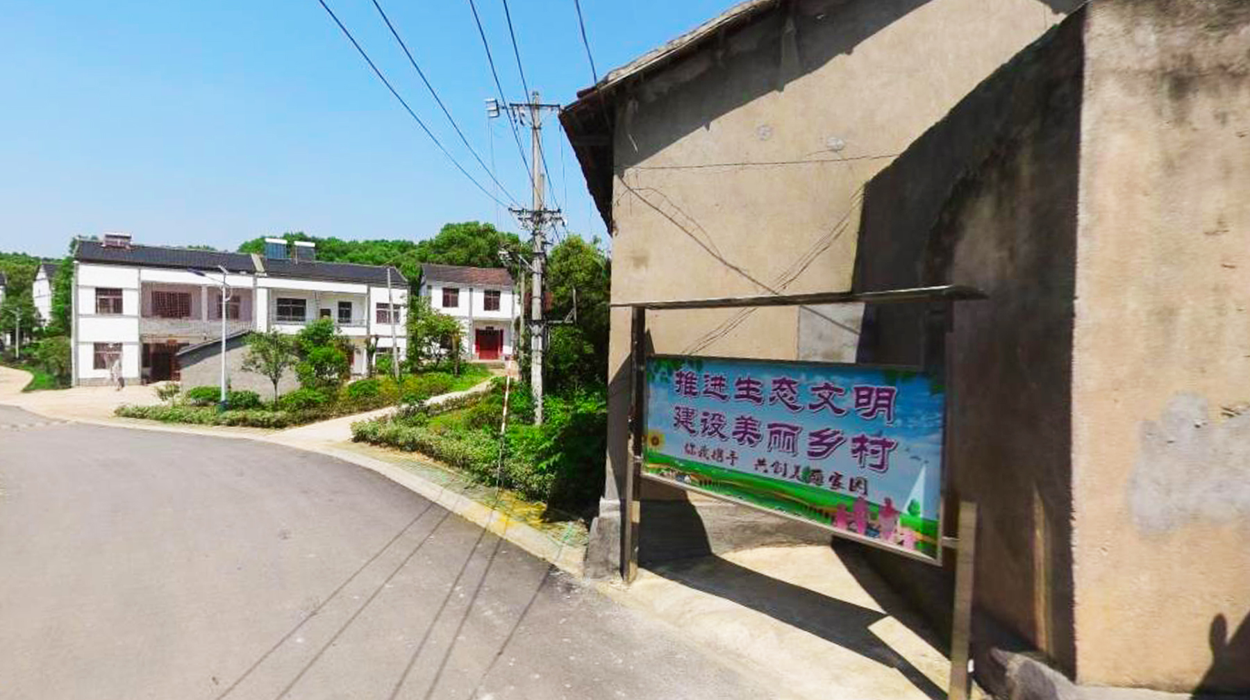 走进武汉郊区一座湖滨新村,宽阔乡道四通八达,遍布古典风格民房