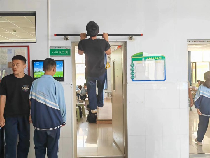 教室门口的横杆,让男生爱上引体向上