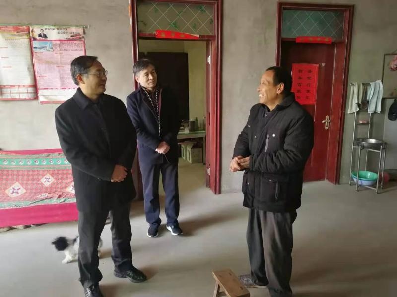 万士其局长深入阜南走访慰问结对帮扶贫困户