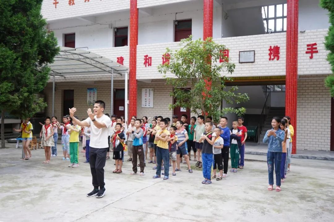 海南集团团委赴贵州天柱县元田小学 开展"太阳花"阳光助教活动