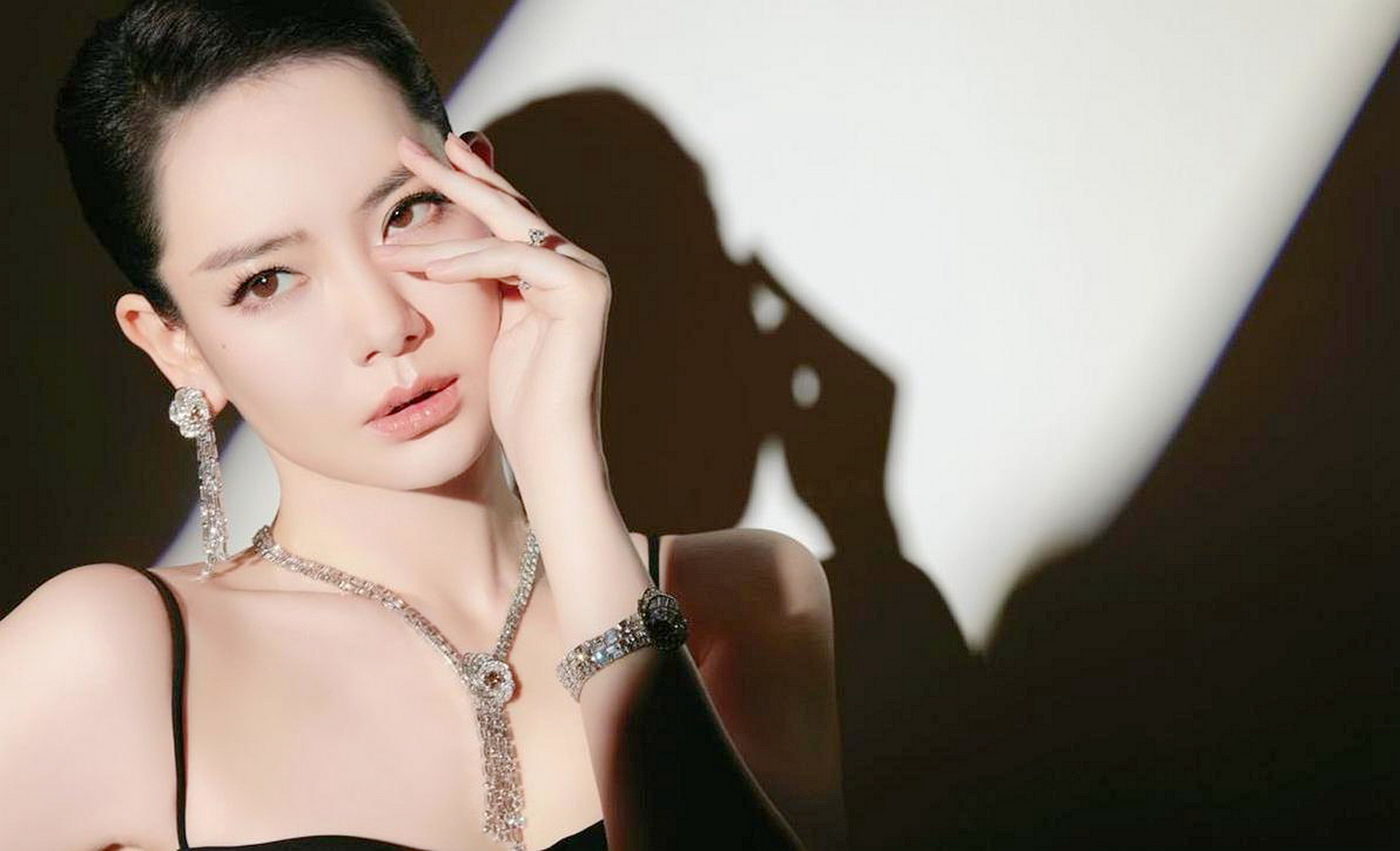 戚薇为自己的招牌换了新造型,一袭抹胸黑色连衣裙,精致优雅,性感妩媚