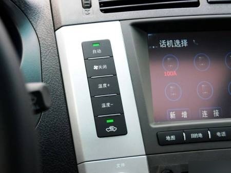 比亚迪s6的空调系统具备分区控制功能,如果发现车内暖风一侧热而另