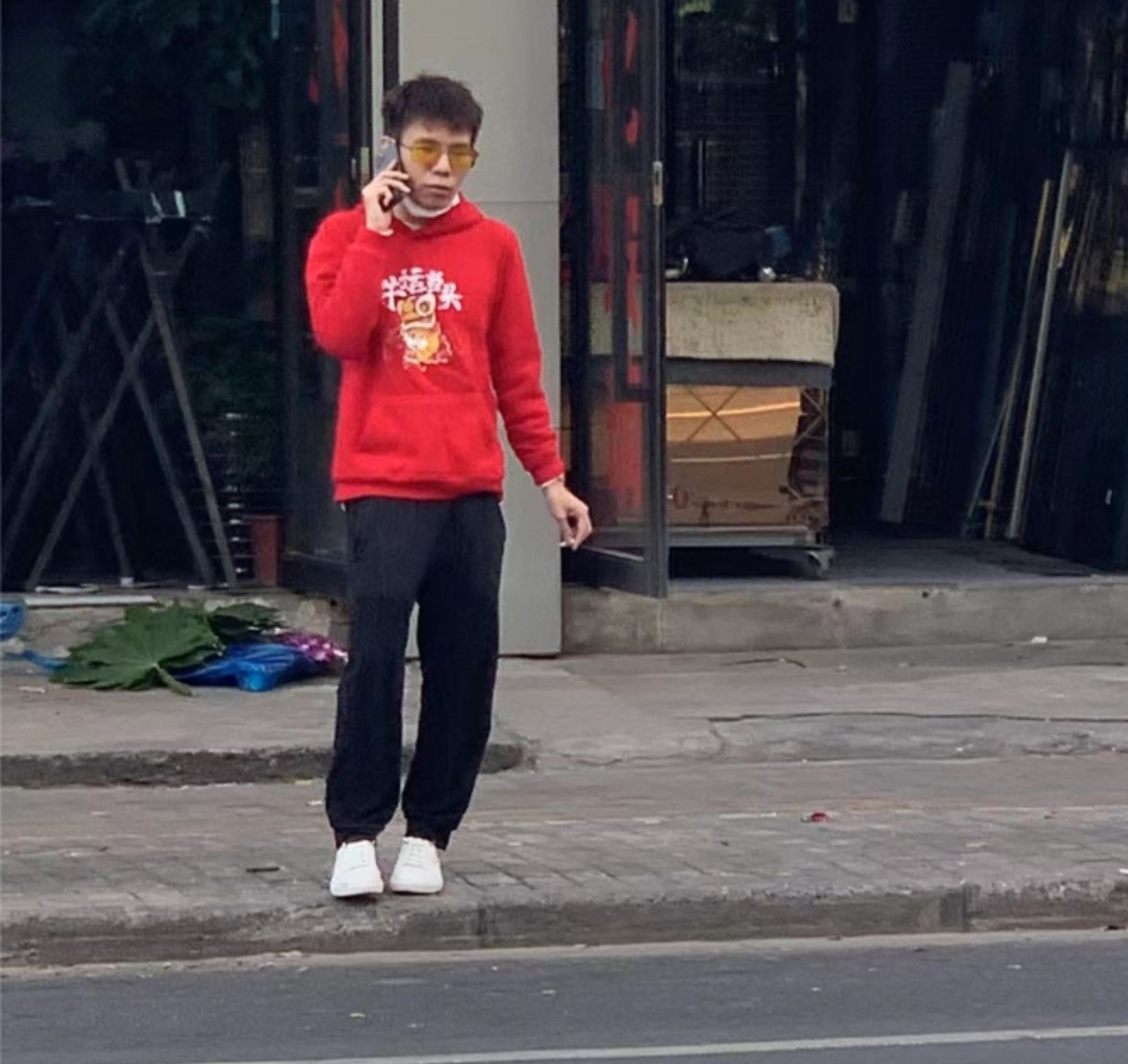 粉丝路上碰到张嘉文,路边抽烟打着电话,"屌丝气质"不是装的