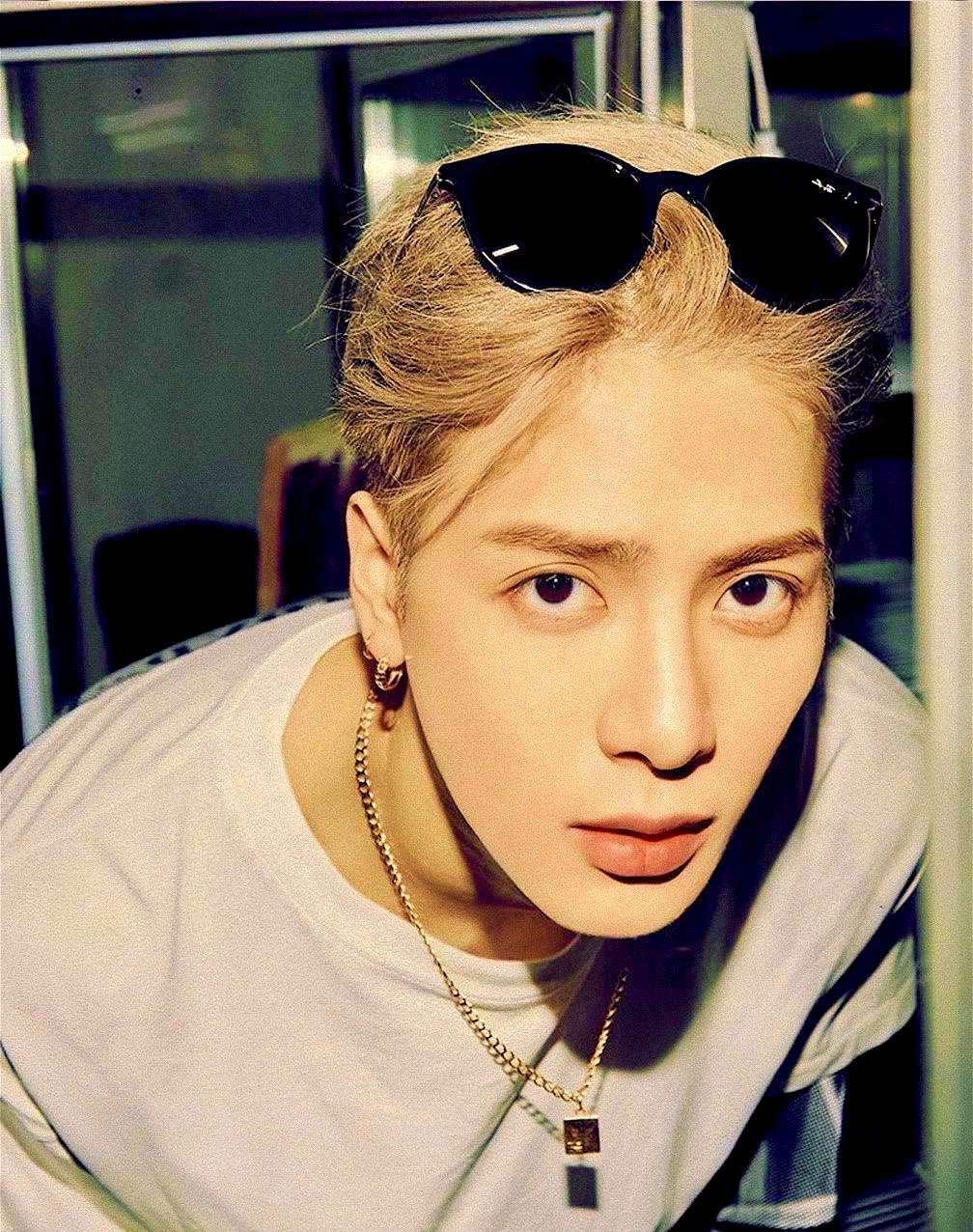 王嘉尔的背头造型,主要以三七分设计为主,其独特的括号刘海成为了他的