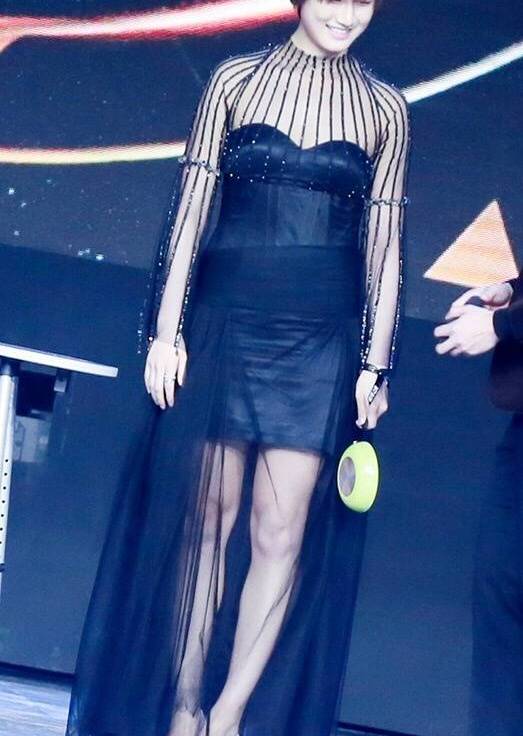 丁宁蕾丝透视裙造型,上围傲挺,皮肤白嫩,无意露出腋毛引热议!