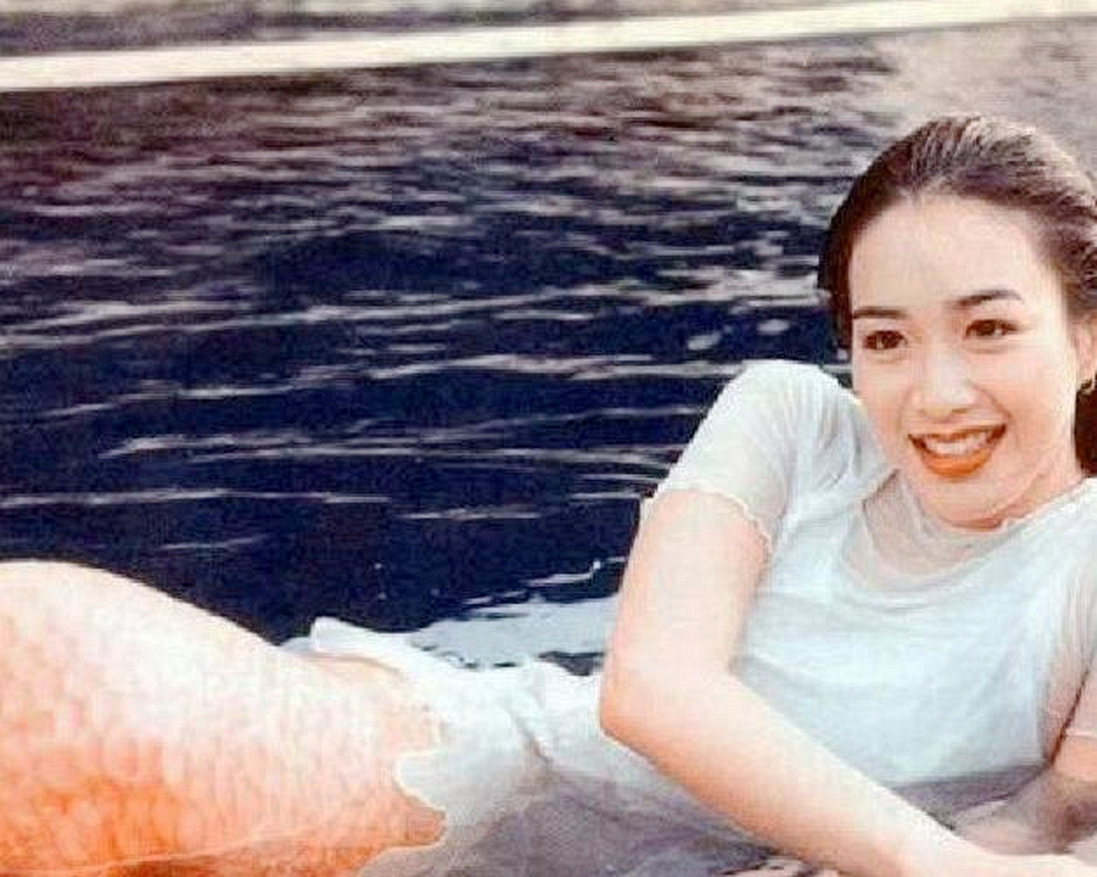 年轻时的钟丽缇拥有超高的颜值和完美的身材啊,整个人明媚惊艳,真的又