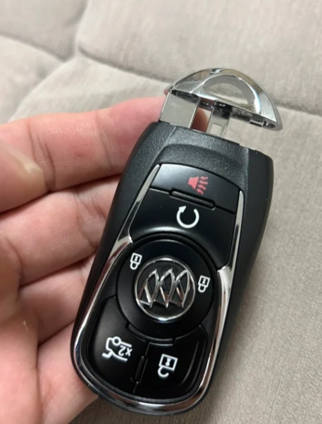 别克君越钥匙没电怎么启动