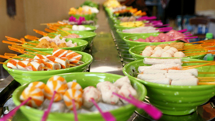 『爱上签串串香 时尚旋转小火锅』 不用你动 菜品自己送到你的手里 低