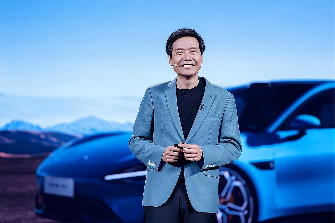 雷军汽车发布会现场：主持人介绍新款电动汽车