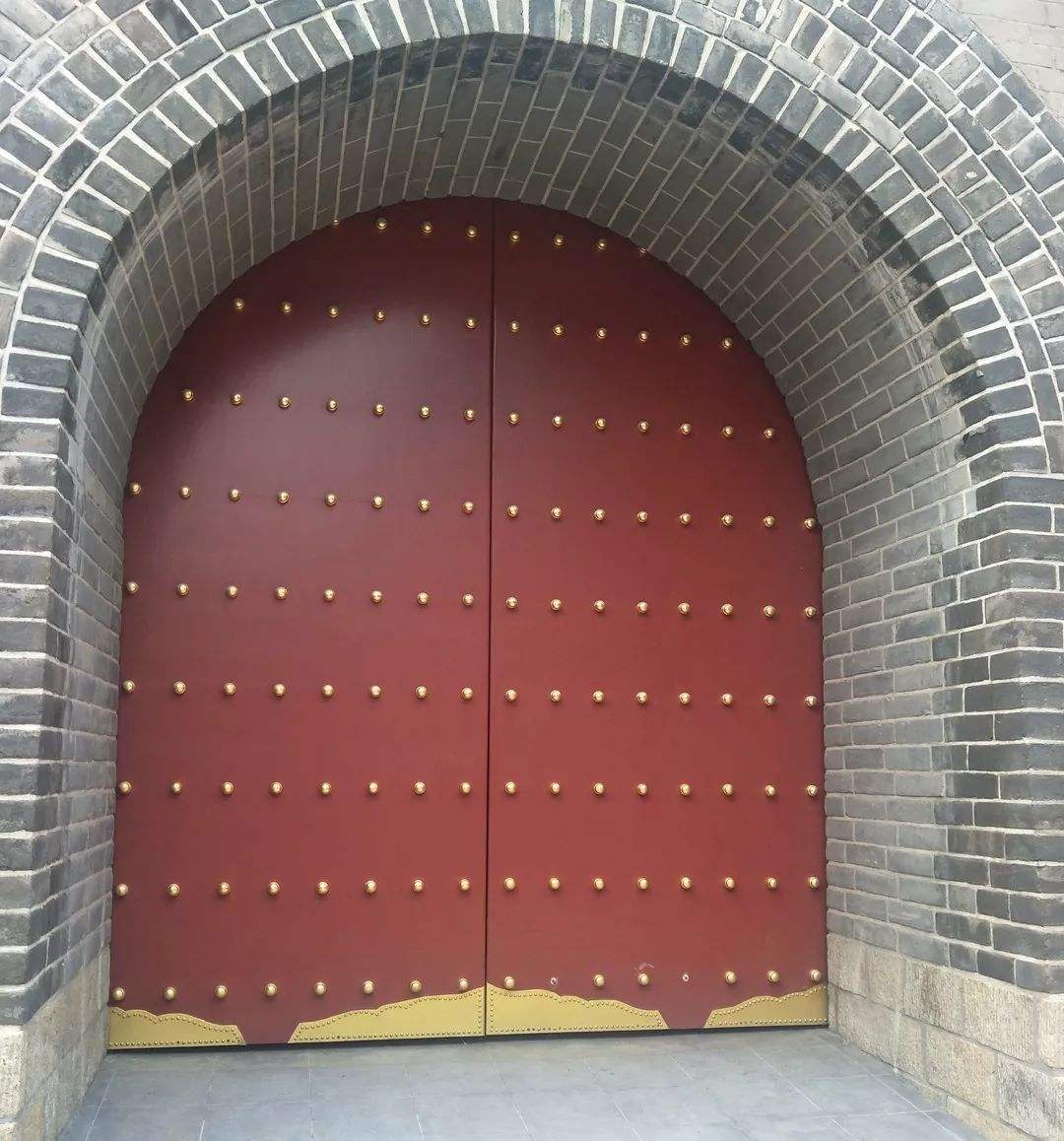 为何古代城门都是往里开?往外开,敌人不是更不容易撞开吗?