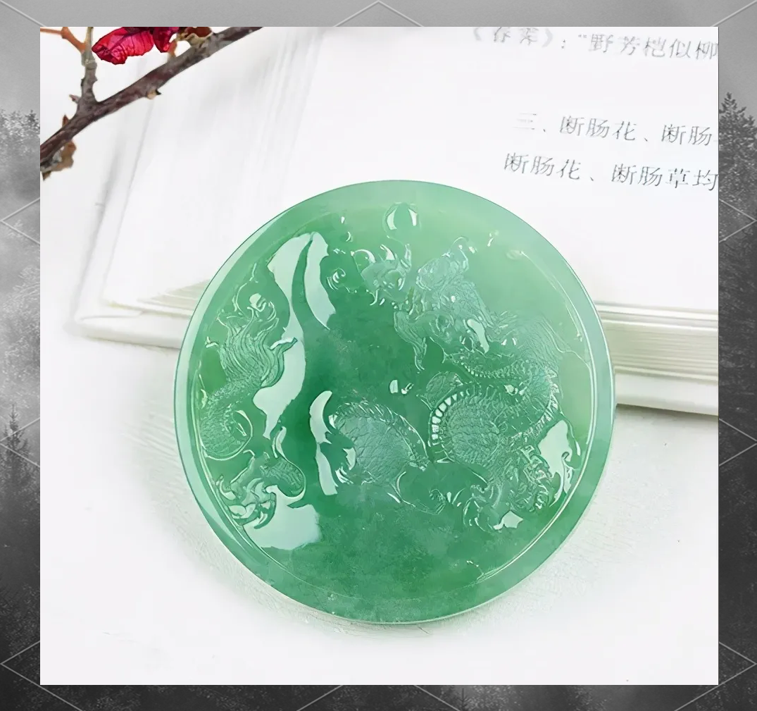 一块特色翡翠手镯芯,巧妙雕刻成盘龙圆牌,成品效果惊艳