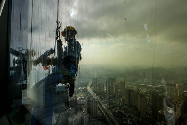 300米高空的"蜘蛛人"