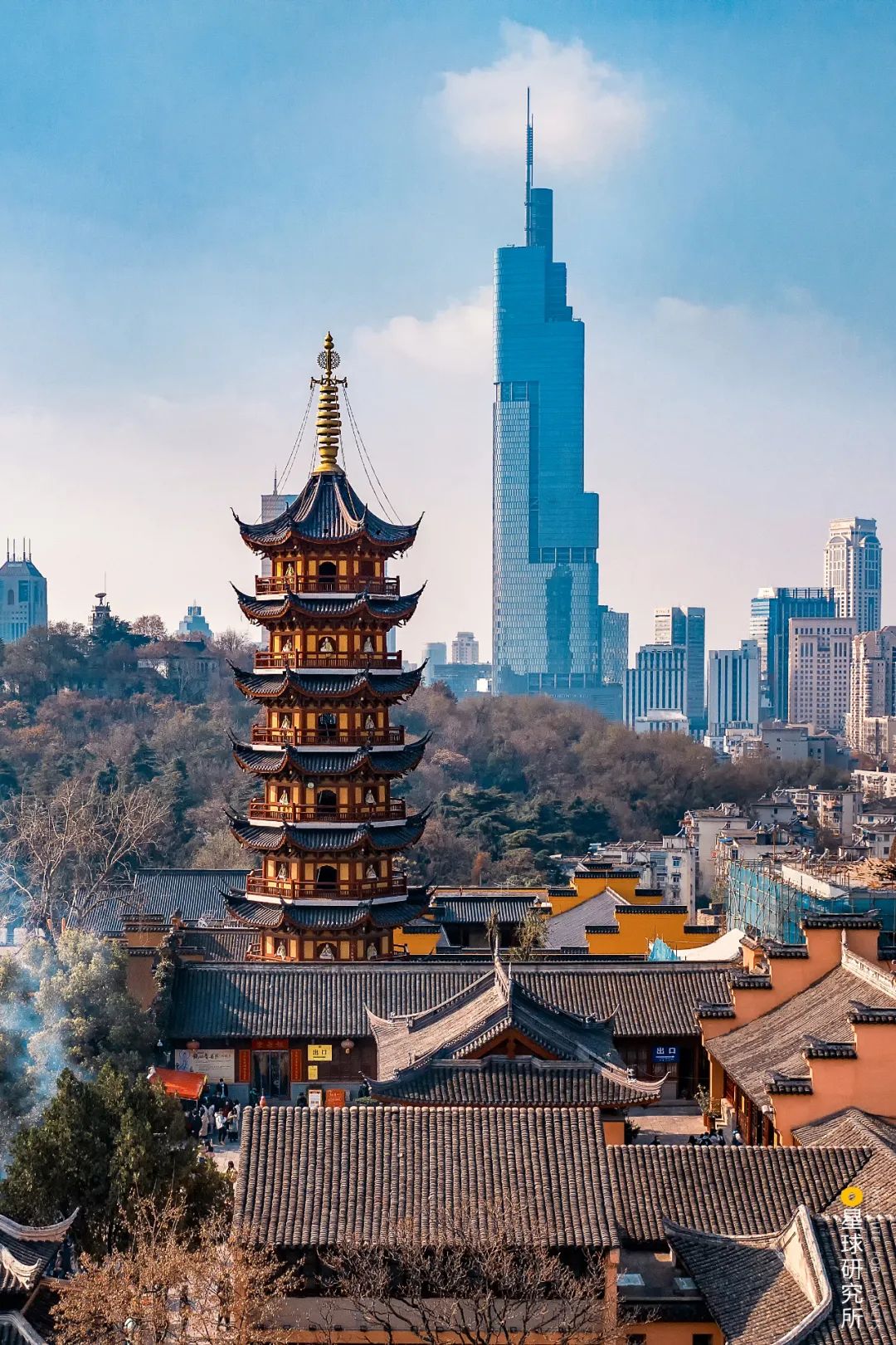 这里如龙蟠虎踞 这里是六朝古都 一座 南京城 就是一部史书 纸上写不