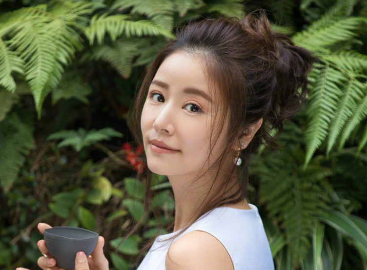 林心如近况曝光引争议,肚子隆起疑似怀孕,47岁素颜像路边大妈