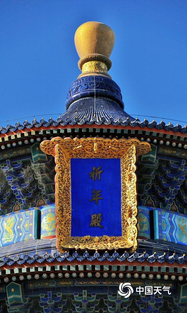 北京碧空如洗 "水晶蓝"映衬下古建筑更显雄伟