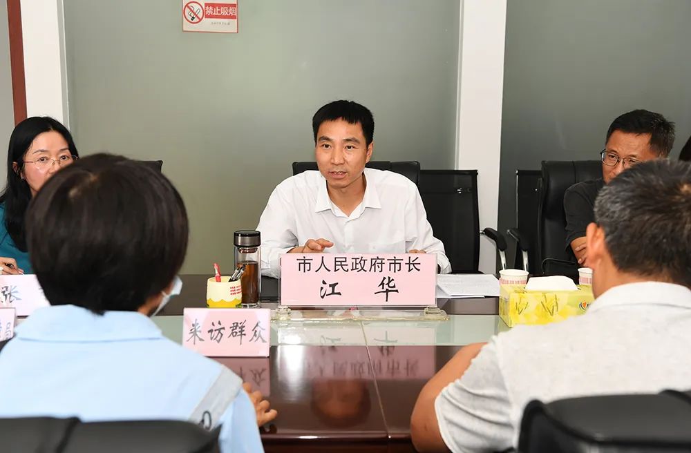 江华详细了解问题产生的原因和处理情况,并与市,区相关部门商讨解决