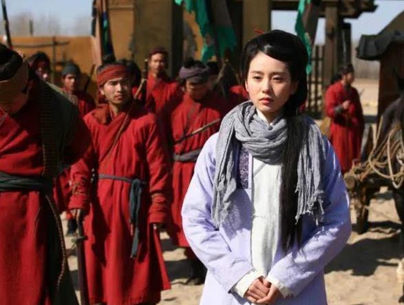 1129年的一天,岳飞妻子刘氏趁夜黑扔下孩子,迅速钻进一名男子怀中.