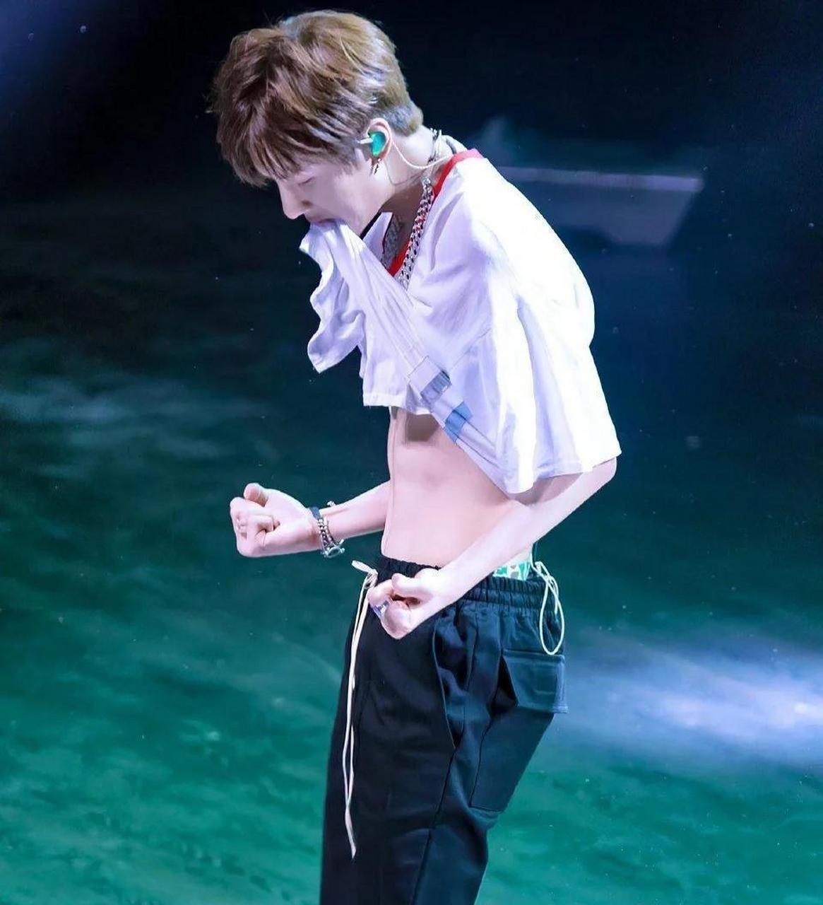 网友:王一博这身材没谁了,腹肌,胸肌该有的都有 想不到平时高高瘦瘦的