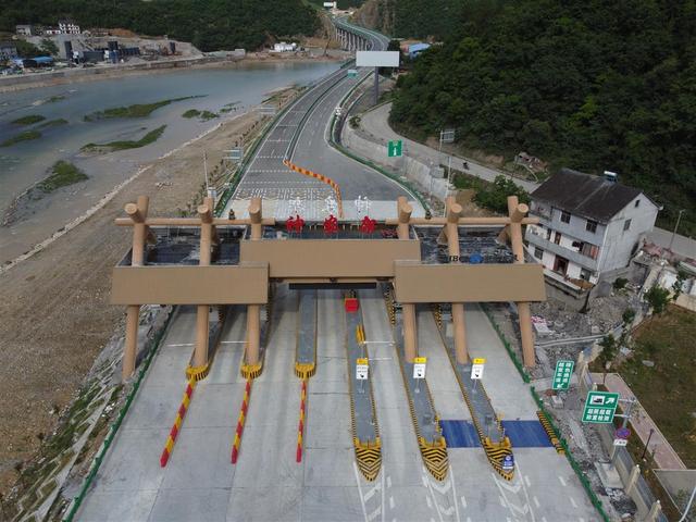 保神高速近一年通行700多万辆车,周边群众感叹——致富路修到家门口