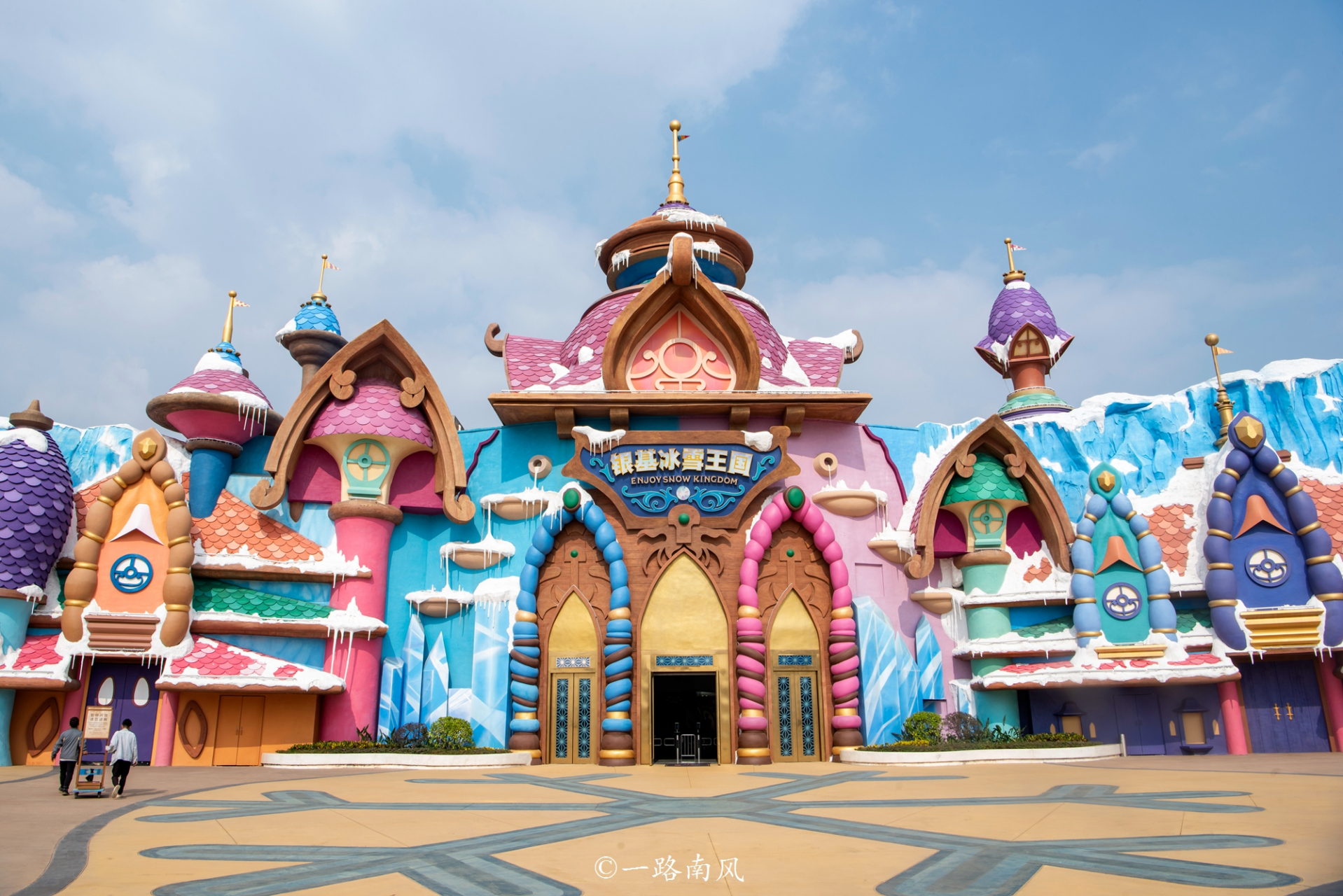 北海的银基冰雪王国是一个童话般的旅游景点,游客可以在这里体验北国