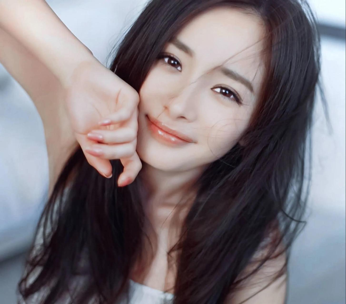 感觉那会儿杨幂好像还挺小的,好像是很早期的暗香里定妆吧.