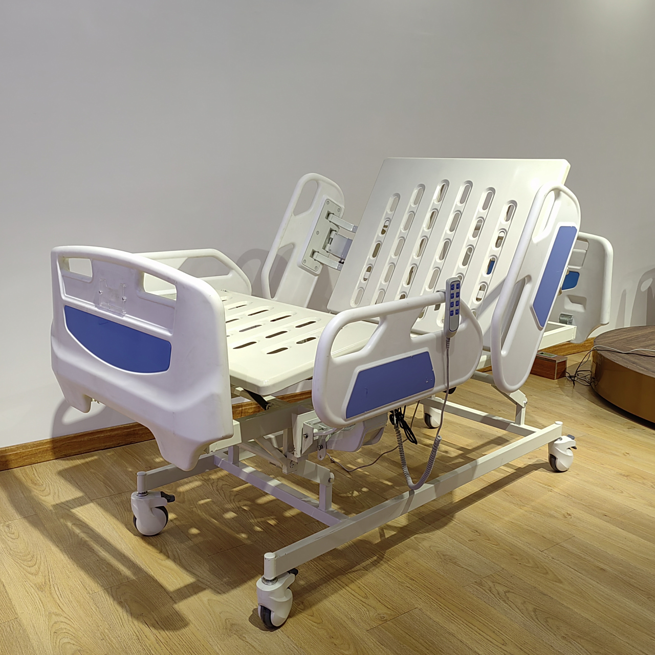 电动整体升降护理床是一种先进的医疗设备,具有操作简便,提高安全性