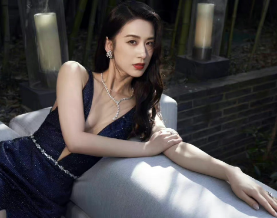 黄圣依搂小儿子合影,肚大如球疑怀3胎,网友痛斥她偏心劝其打胎