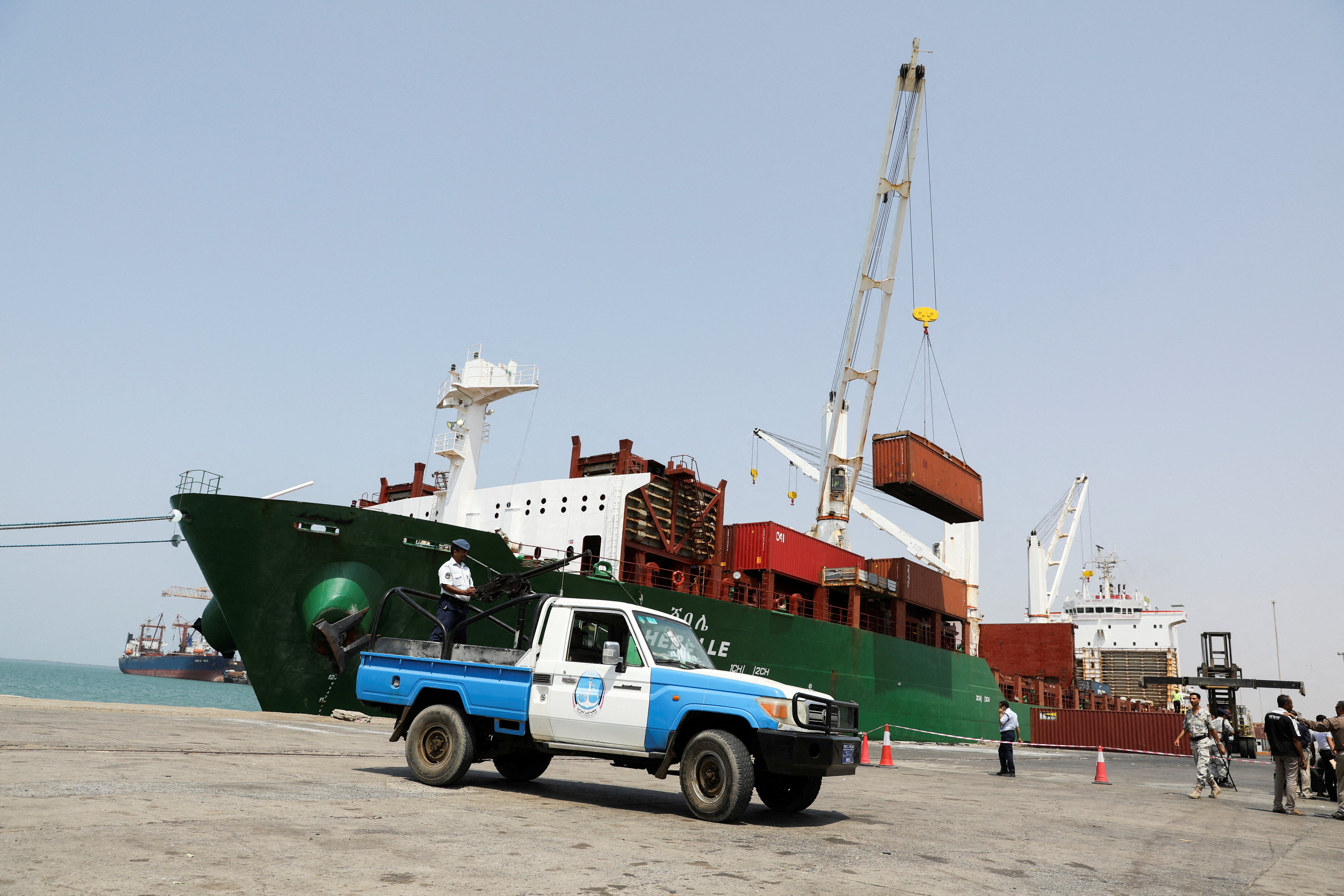 也门荷台达港收到7年来第一船"一般贸易货物"