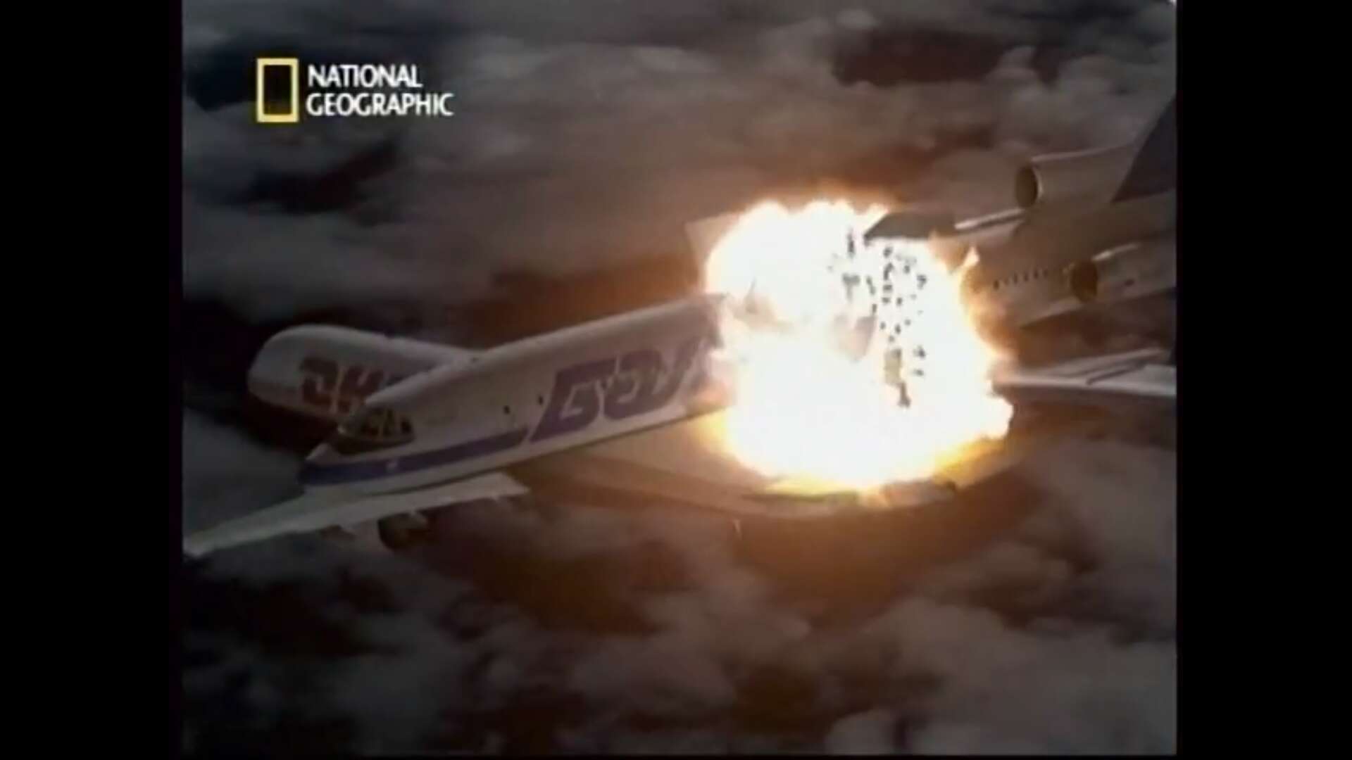 乌柏林根空难两飞机空中相撞71人全部遇难家属千里寻仇刺死空管员