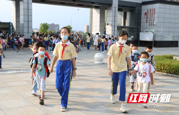新马小学开展"小手拉大手"活动