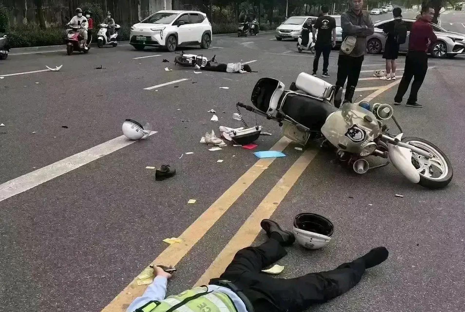 女子骑电动车逆行,被交警逮个正着,为了免于罚款,该女子选择掉头逃跑!