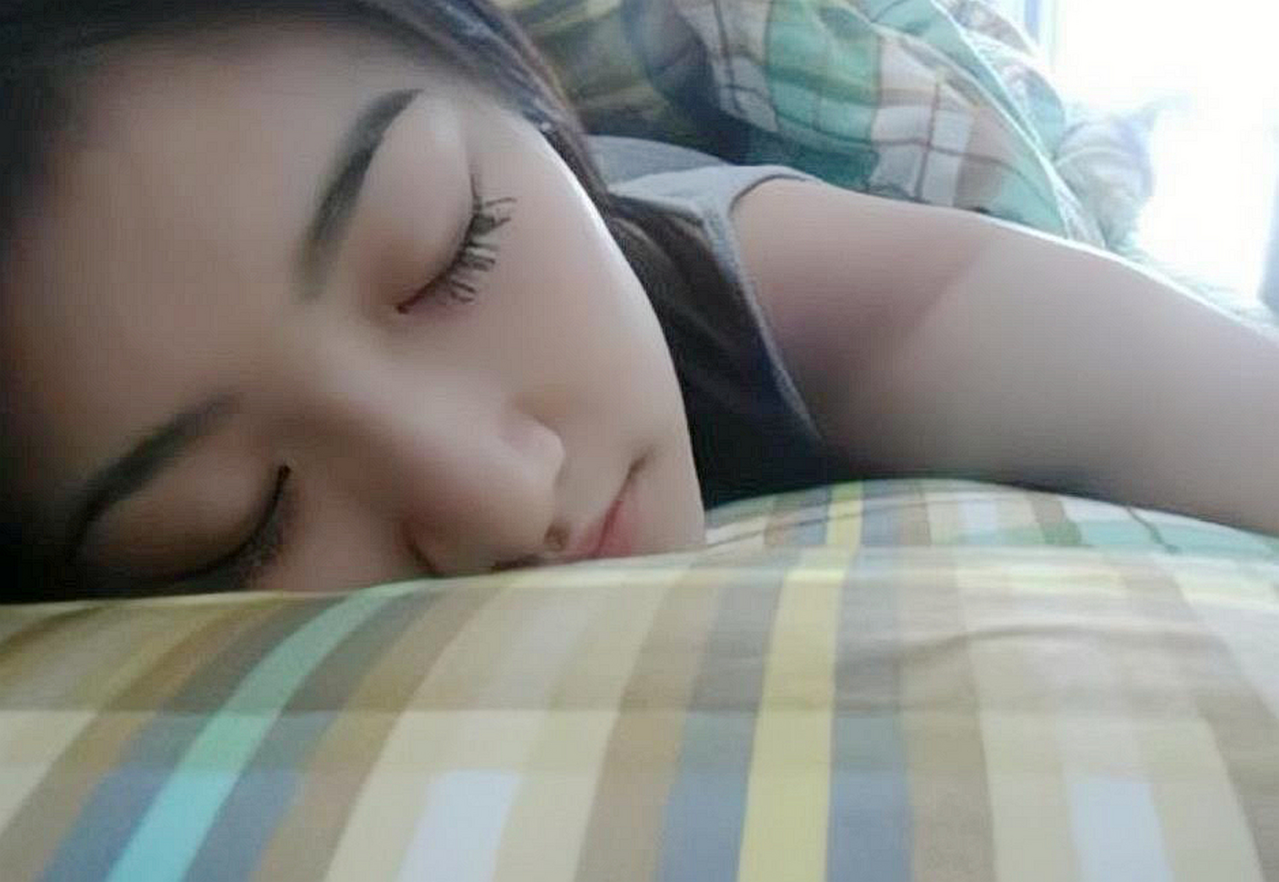 景甜早年的老照片,有一种清澈灵动的气息,说不出的温柔可人.