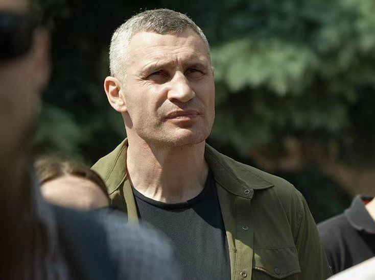 大战19年之际!拳王刘易斯发布大克里琴科黑白照片,引发争论