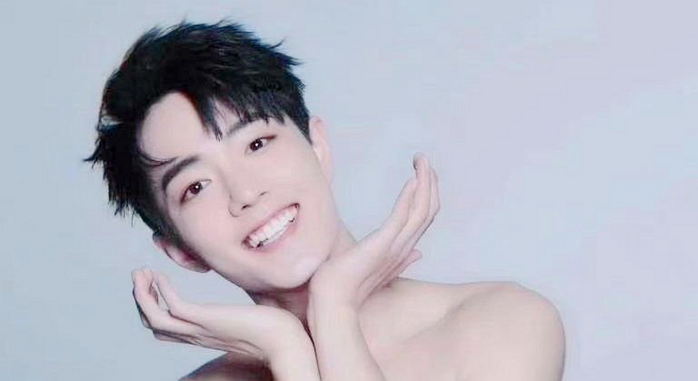 谁说只有女人才有露肩装?肖战也有! 在某平台看到的时候,惊呆了!