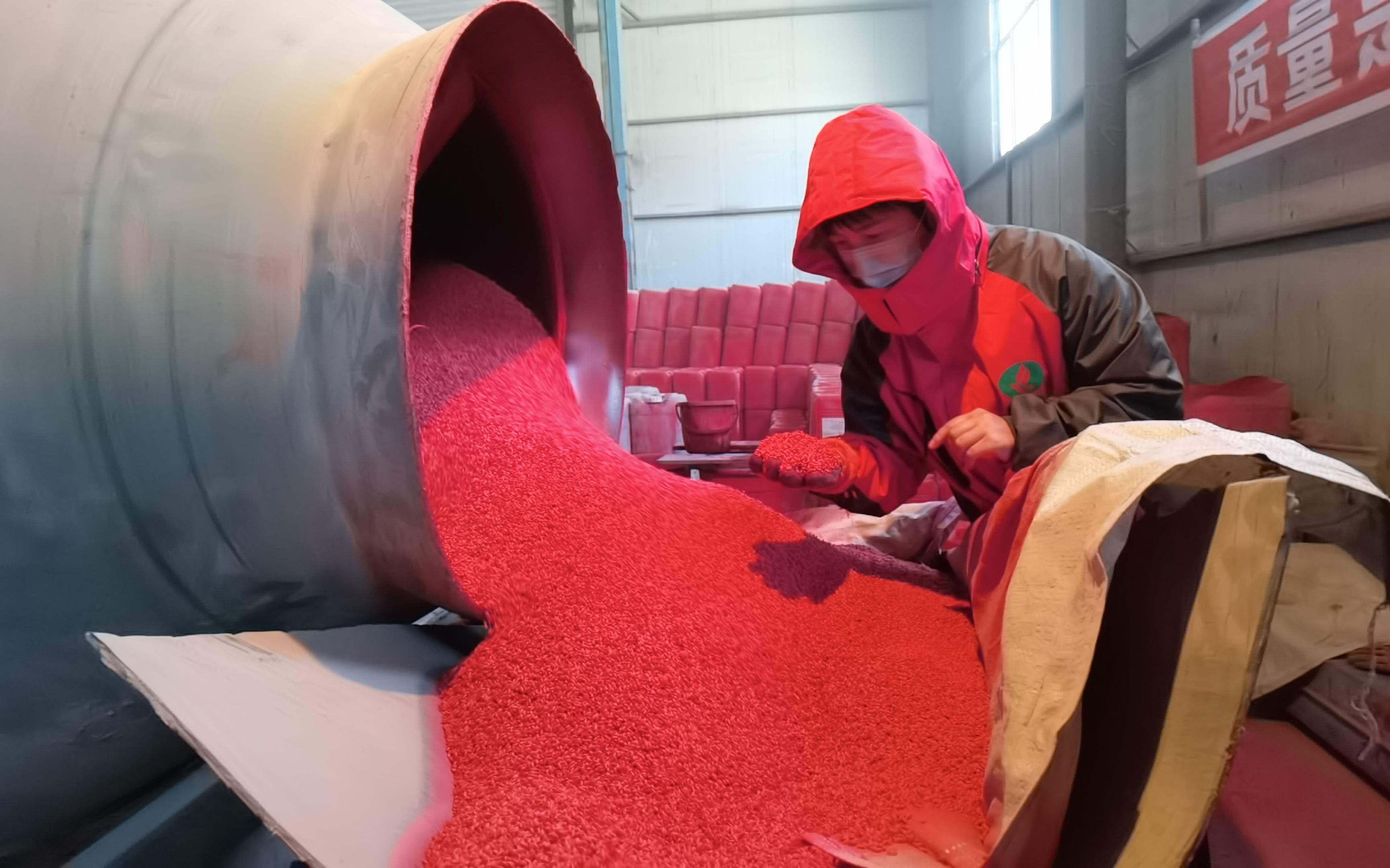 "小方盒"助力洪河农场春耕 1300余吨水稻种子完成包衣