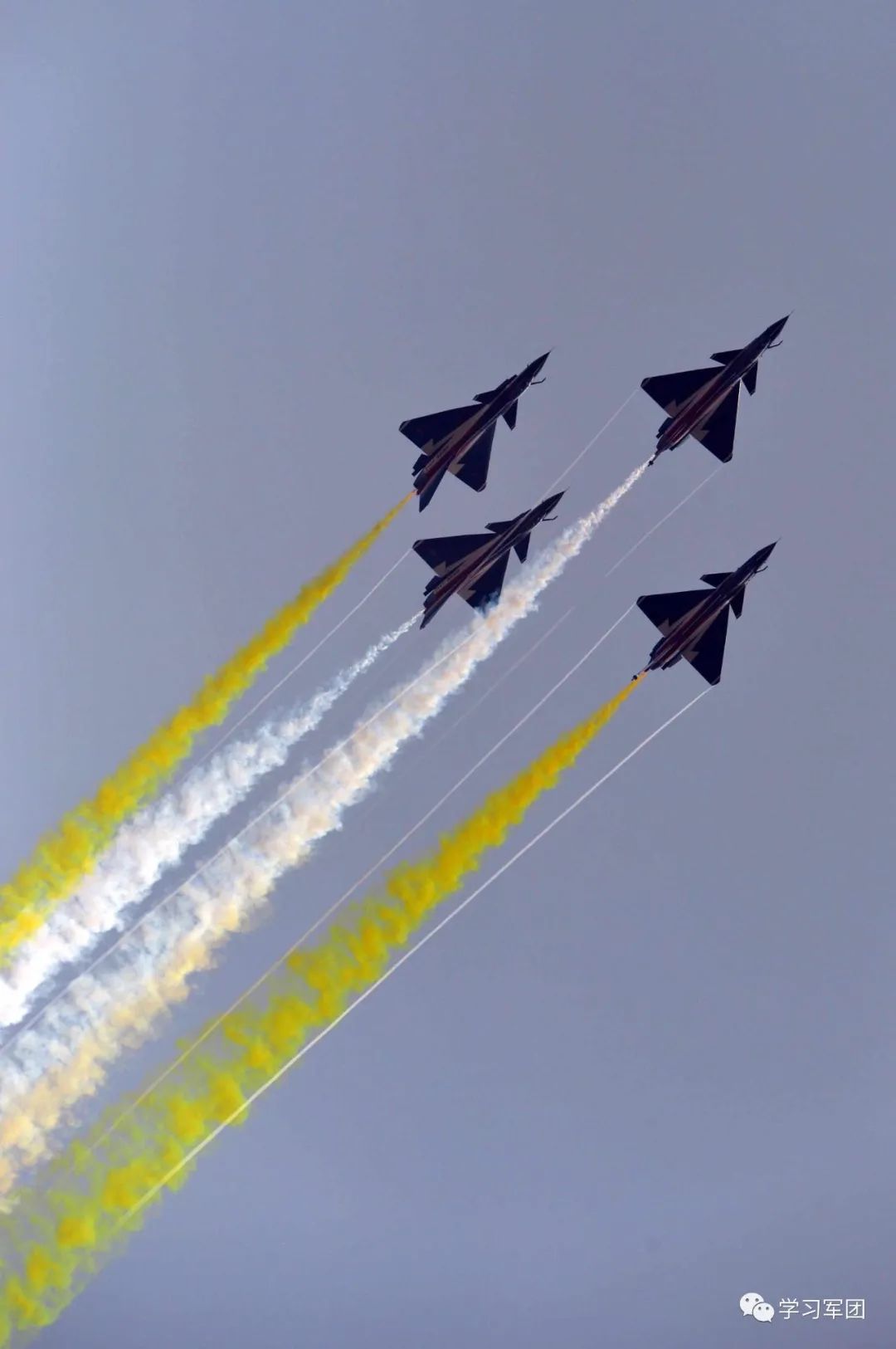 视觉盛宴!飞行表演队上演"空中芭蕾"