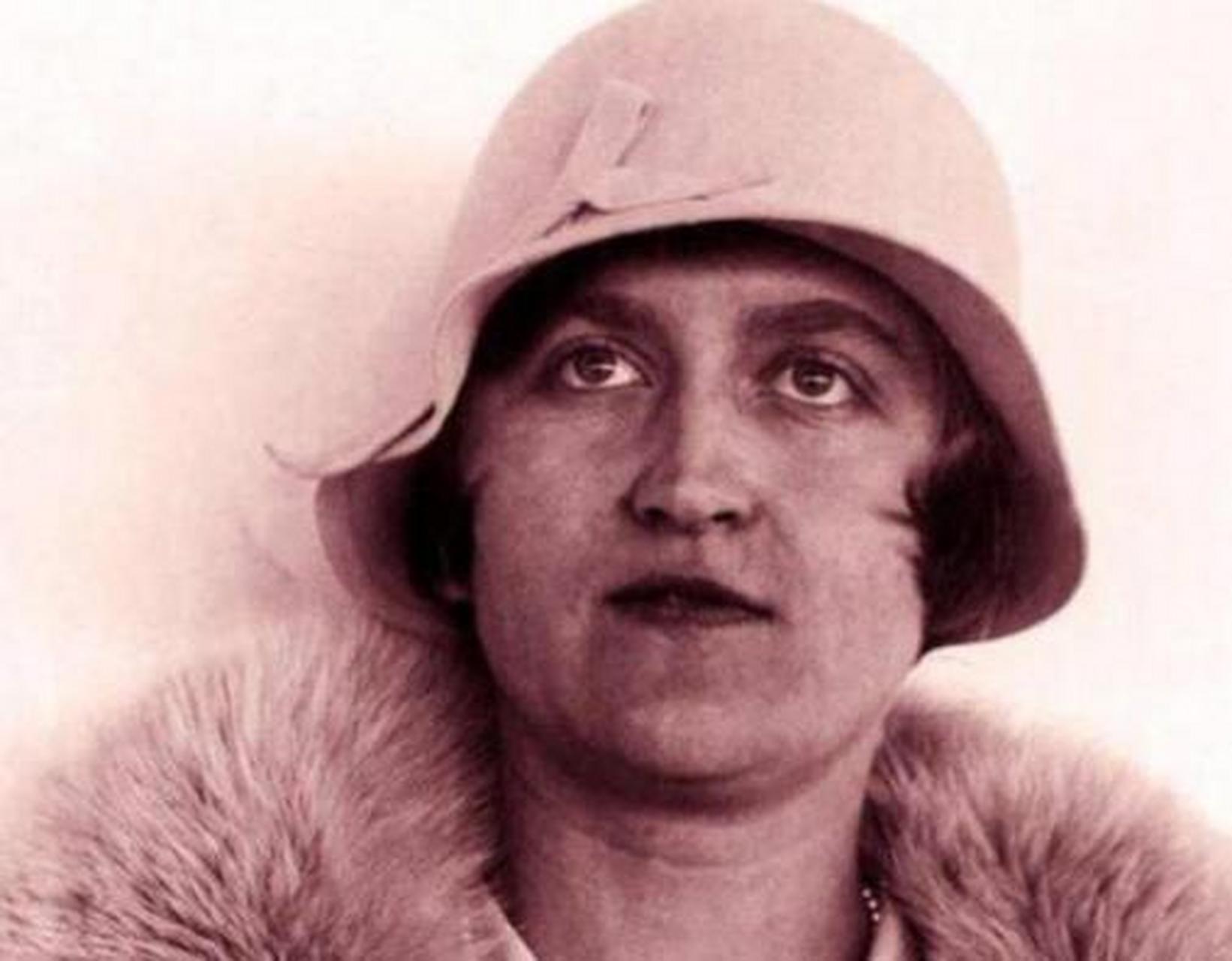 "世界第一宅女"胡格特·克拉克出生在美国一个大富商的家庭,父亲病逝