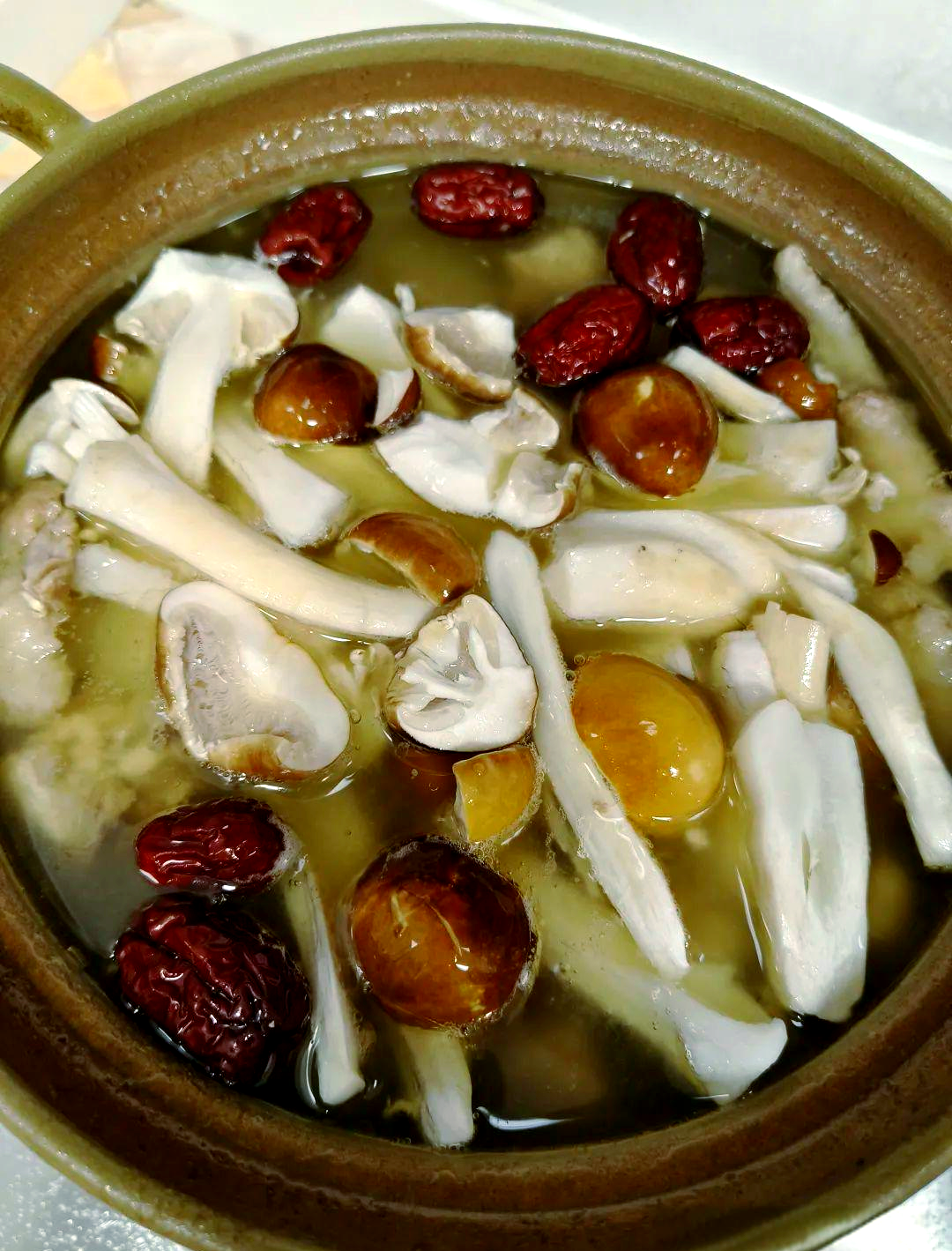 姬松茸鸡汤:营养丰富的美味佳肴,大人小孩都适宜!