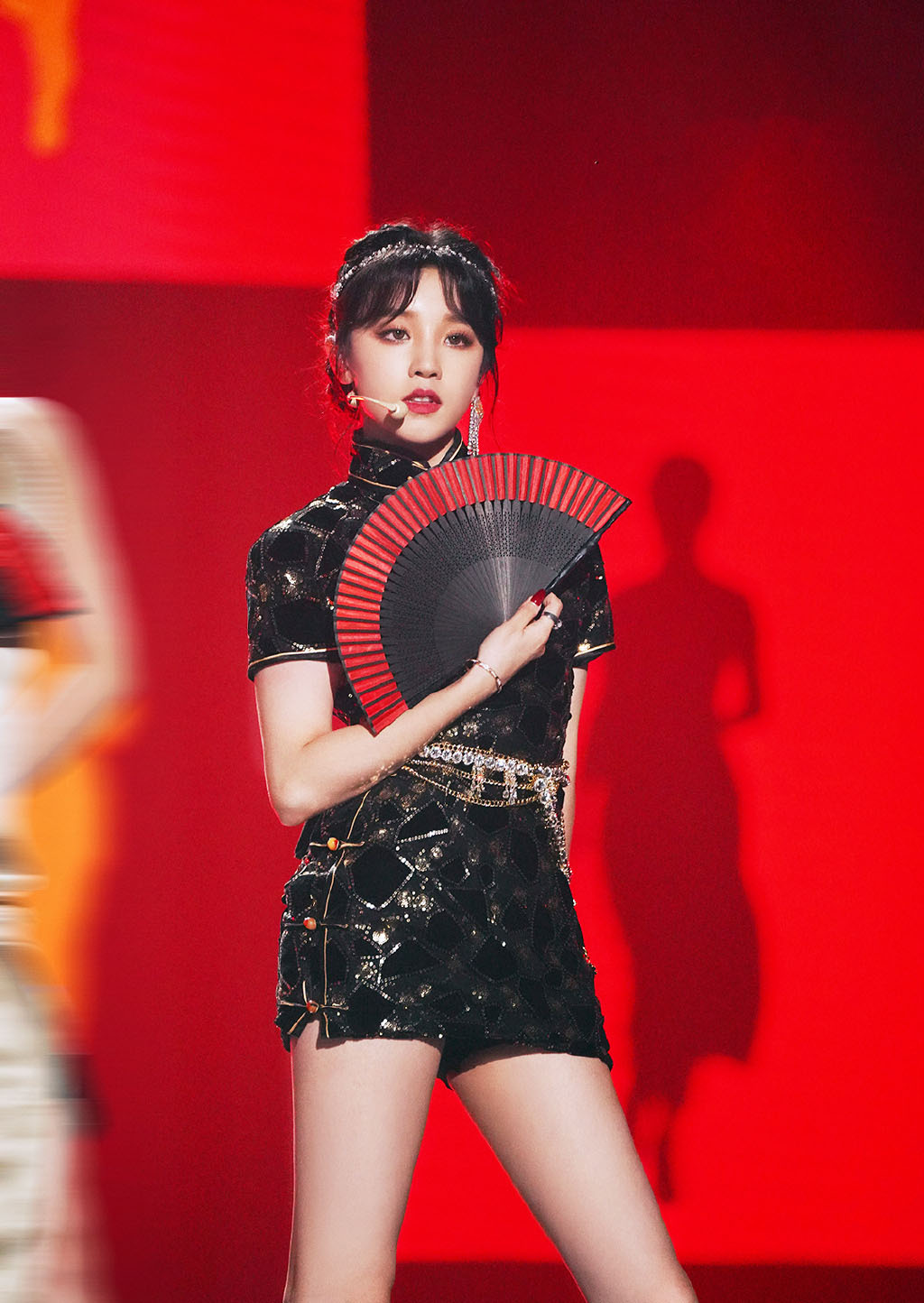 宋雨琦的女团身材真优越,穿漆皮旗袍大方秀长腿,咋看咋惊艳