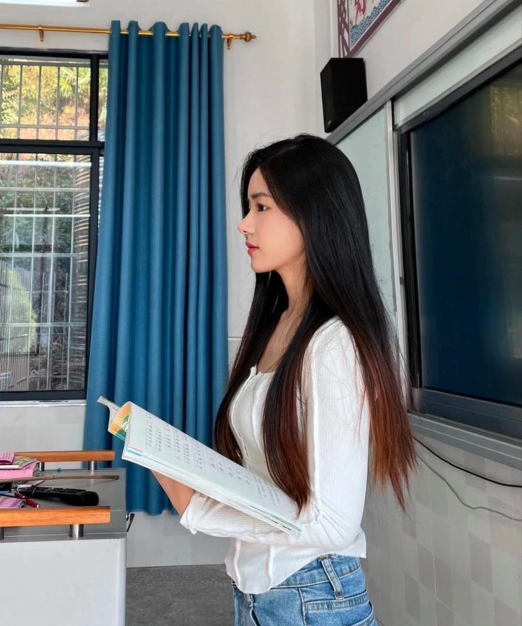 女朋友是小学老师,半夜老是发出奇怪的声音:让人交作业,我该怎么办?