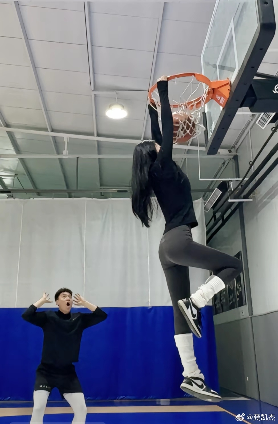 摆拍的瞬间会打篮球的野蛮女友