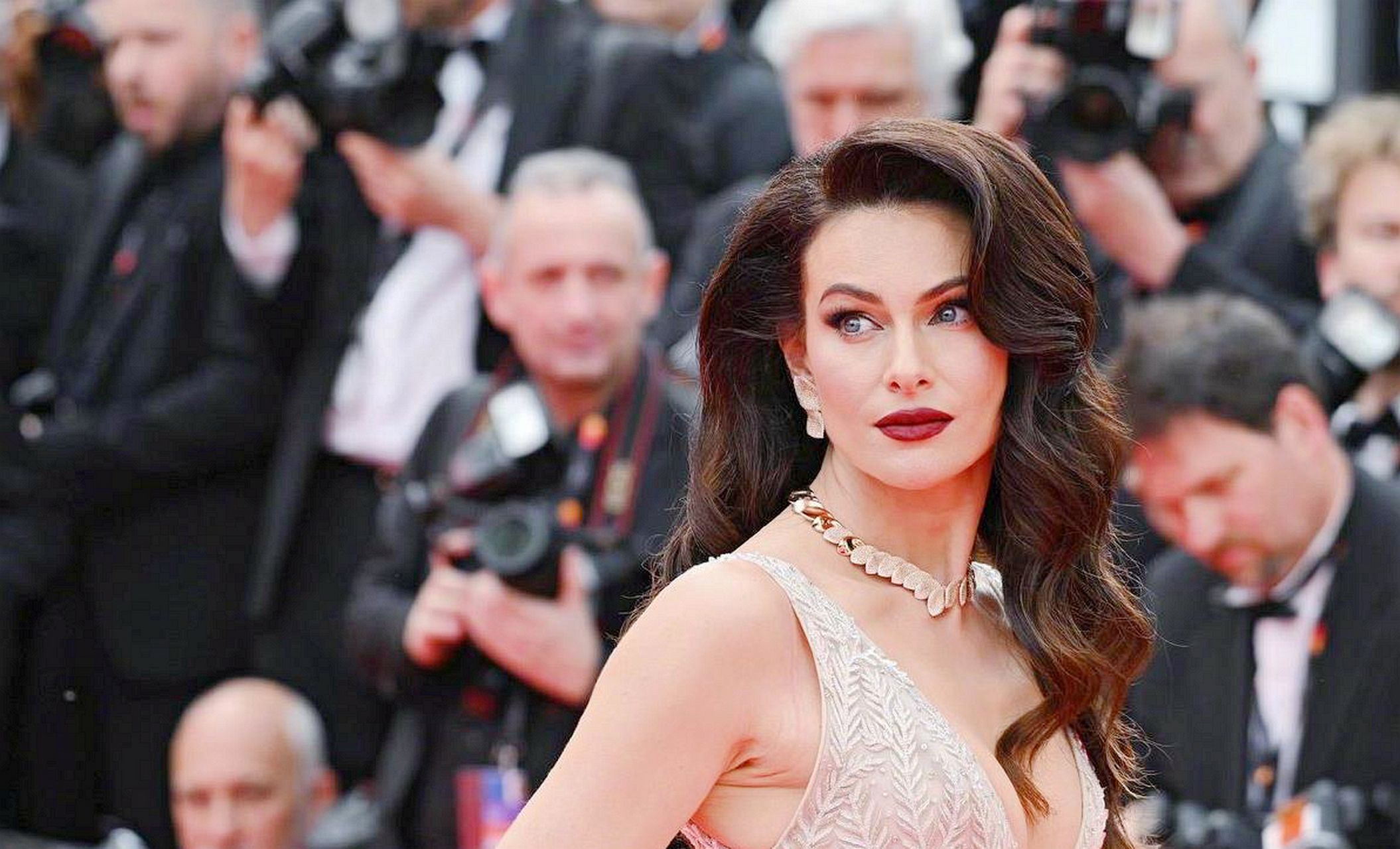 模特paolaturani走上2023年第76届戛纳电影节开幕红毯.