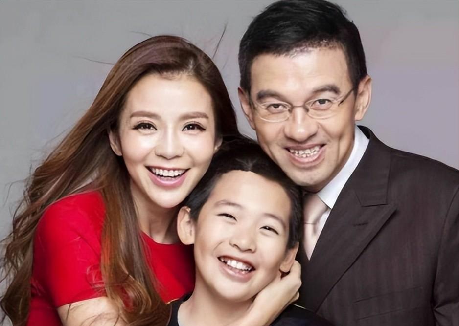 央视主持朱迅:嫁湖南农村,"倒贴"丈夫一套房,将公婆宠成孩子