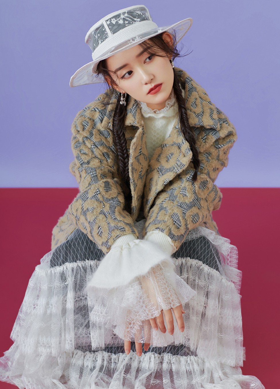 蒋依依颠覆摩羯,戴白色圆帽绑两条麻花辫,干净清纯超显气质
