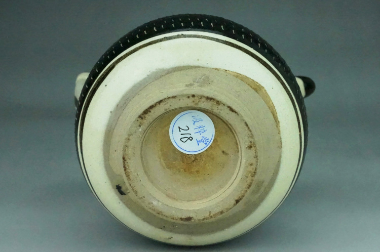 跳刀纹又叫飞白纹.是北宋当阳峪窑的绝品,其它窑少见生产.